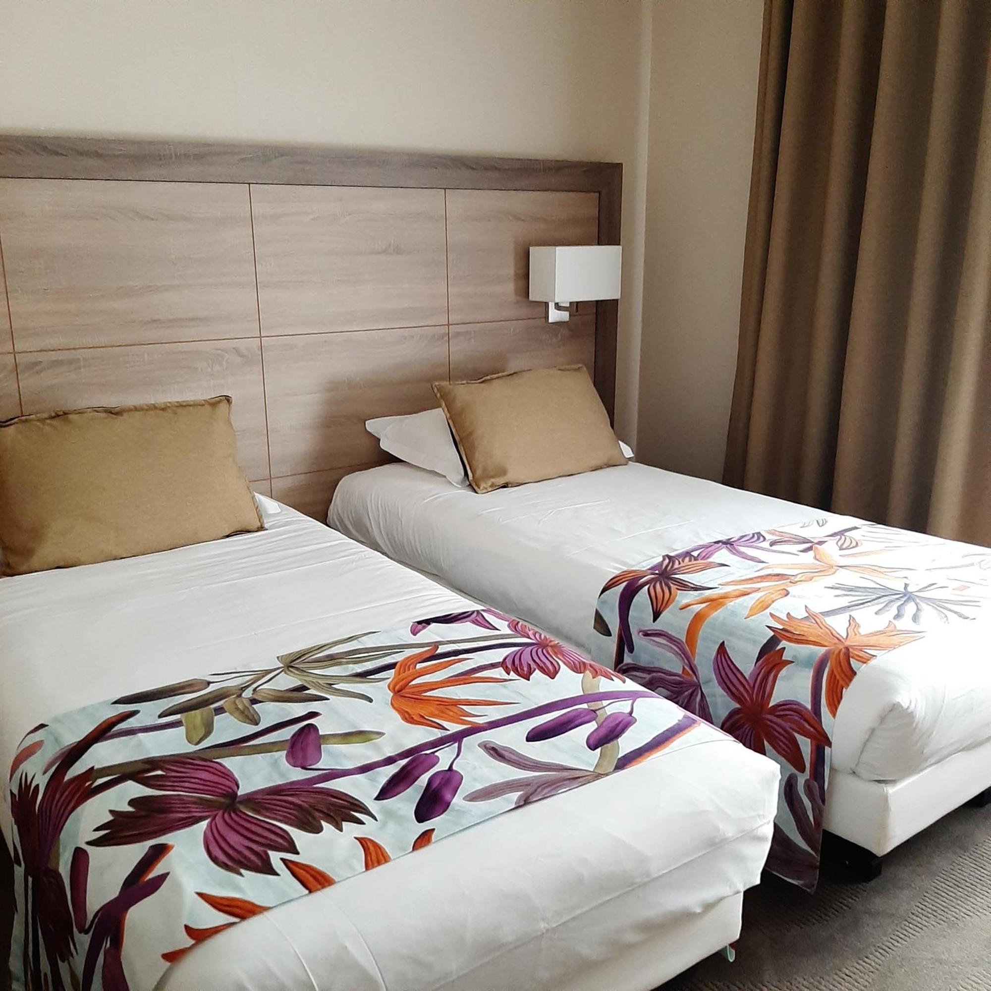 Logis Hotel Relais Saint Jacques - Chateauroux Deols Exterior photo